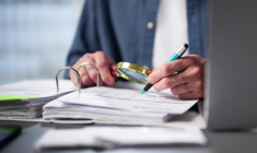 La CPAM pourra t-elle consulter le fichier Ficoba et procéder à des saisies d'assurance-vie en cas de fraude sociale ? ( Crédits photo: ©Andrey Popov  - stock.adobe.com)