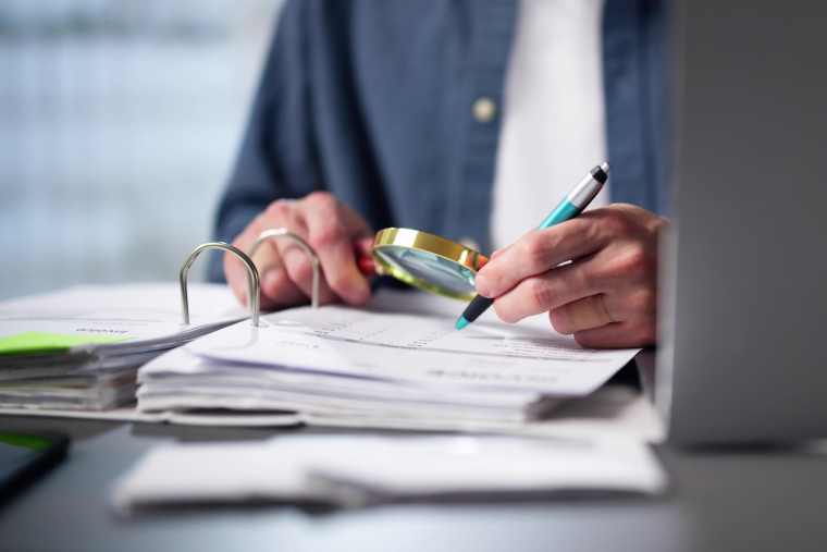 La CPAM pourra t-elle consulter le fichier Ficoba et procéder à des saisies d'assurance-vie en cas de fraude sociale ? ( Crédits photo: ©Andrey Popov  - stock.adobe.com)