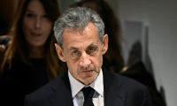 L'ancien président Nicolas Sarkozy, accompagné de son épouse Carla Bruni, quitte le tribunal de Paris après le verdict du procès libyen pour financement illégal de sa campagne de 2007, le 25 septembre 2025 ( AFP / JULIEN DE ROSA )