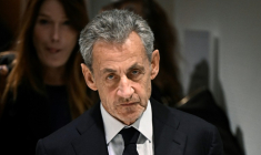 L'ancien président Nicolas Sarkozy, accompagné de son épouse Carla Bruni, quitte le tribunal de Paris après le verdict du procès libyen pour financement illégal de sa campagne de 2007, le 25 septembre 2025 ( AFP / JULIEN DE ROSA )