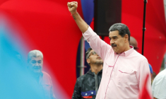 Le président du Venezuela, Nicolas Maduro, salue ses partisans  le 1er mai 2025  ( AFP / Pedro MATTEY )