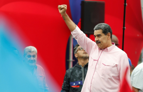 Le président du Venezuela, Nicolas Maduro, salue ses partisans  le 1er mai 2025  ( AFP / Pedro MATTEY )