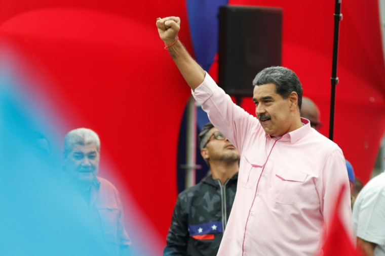 Le président du Venezuela, Nicolas Maduro, salue ses partisans le 1er mai 2025 ( AFP / Pedro MATTEY )