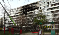 Ukraine : des pompiers nettoient les débris d'un immeuble endommagé par des frappes russes