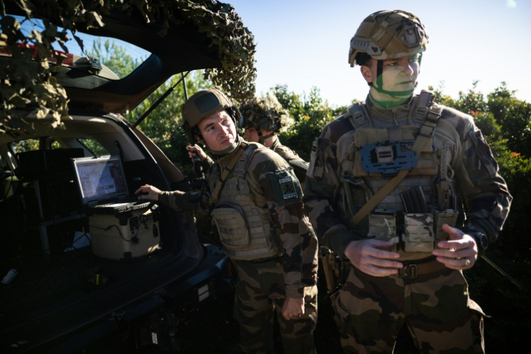 Des militaires de la 19e brigade d'artillerie manipulent un système radar Murin lors de l'exercice "Toll 25" visant à améliorer l'appui-feu dédié aux opérations de pénétration en profondeur, sur le site de tir de l'Île du Levant de la DGA, le 25 novembre 2025 sur la Côte d'Azur ( AFP / CLEMENT MAHOUDEAU )
