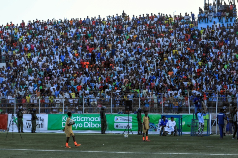 Les supporteurs dans les gradins lors du match de gala organisé dans la capitale somalienne Mogadiscio le 27 mai 2025 ( AFP / Hassan Ali Elmi )