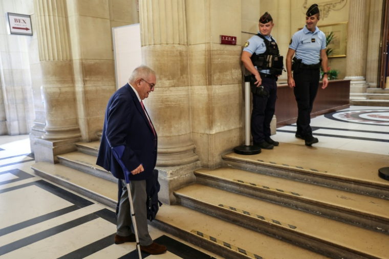 Michel Mercier, membre du MoDem et ancien ministre de la Justice, arrive au tribunal de Paris pour assister au réquisitoire lors du procès en appel dans le dossier des assistants d'eurodéputés du MoDem, le 28 septembre 2026 ( AFP / MEHDI FEDOUACH )