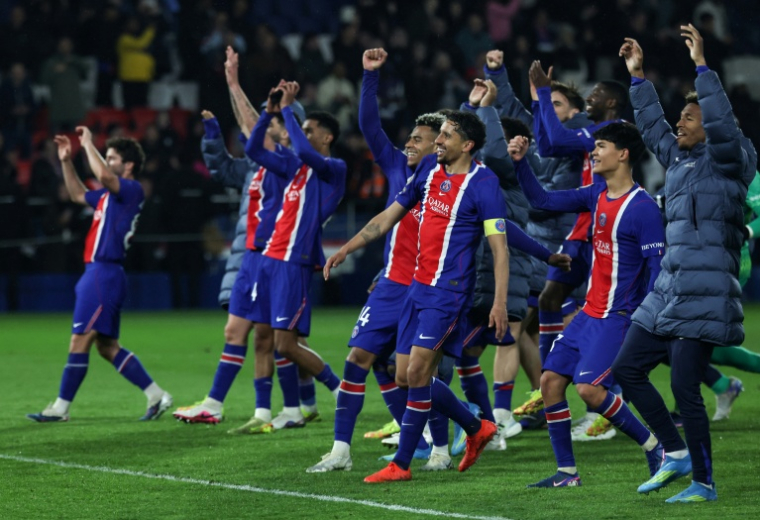 Les joueurs du PSG fêtent leur succès contre Brest, synonyme de 14e de titre de champion de France assuré, le 10 mai 2026 au Parc des Princes ( AFP / Xavier GALIANA )