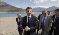 Emmanuel Macron à Savines-Le-Lac le 30 mars ( POOL / SEBASTIEN NOGIER )