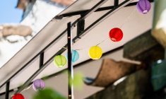 Les guinguettes sont un incontournable de l’été, pour se restaurer en toute simplicité, au bord de l’eau. ( crédit photo : Shutterstock )