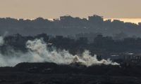 De la fumée s'élève après des explosions dans la bande de Gaza, vue depuis le sud d'Israël, le 6 mai 2025 ( AFP / Jack GUEZ )
