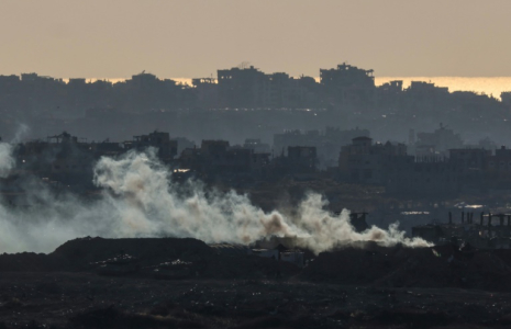 De la fumée s'élève après des explosions dans la bande de Gaza, vue depuis le sud d'Israël, le 6 mai 2025 ( AFP / Jack GUEZ )