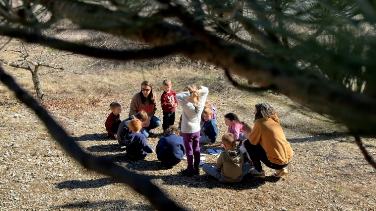 La classe dehors pour les élèves de maternelle et CP de l'école publique de Séderon, dans la Drôme, le 13 mars 2026 ( AFP / Guillaume BONNET )