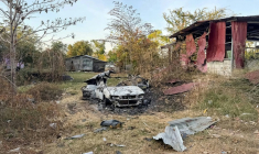 Photo fournie par l'agence de presse cambodgienne AKP le 2 janvier 2026 montrant des maisons détruites dans le village de Chouk Chey, au Cambodge, après des heurts entre soldats cambodgiens et thaïlandais ( Agence Kampuchea Press (AKP) / - )