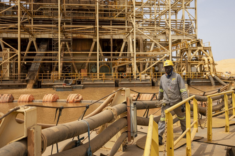 Un salarié d'Eramet Grande Cote (EGC) à Lompoul, au Sénégal. ( AFP / PATRICK MEINHARDT )
