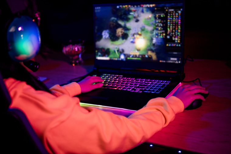 Acheter des jeux dématérialisés ou en promotion peut permettre d’économiser plus de 50% du prix d’origine. ( crédit photo : Getty Images )