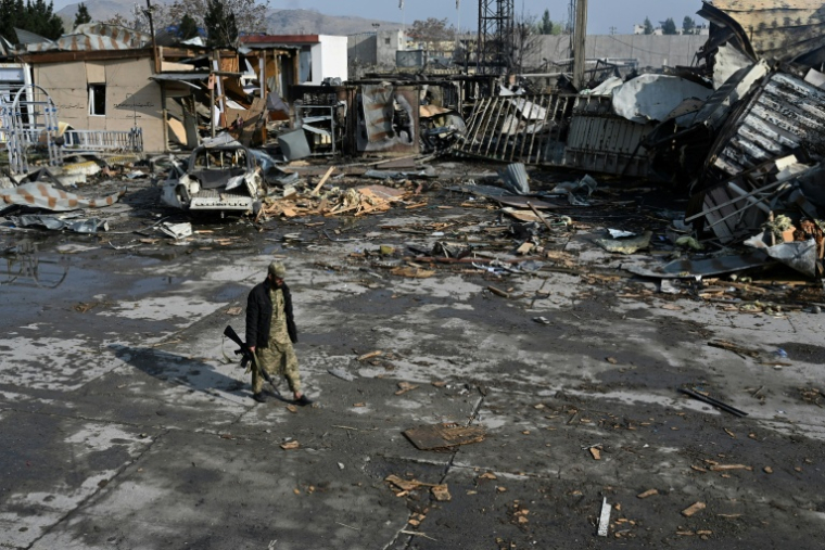 Un membre du personnel de sécurité taliban sur le site d'un hôpital pour toxicomanes touché par des frappes aériennes pakistanaises à Kaboul, le 17 mars 2026 en Afghanistan ( AFP / Wakil KOHSAR )