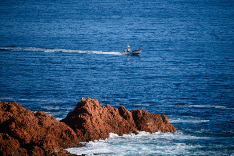 Un bateau de pêche navigue sur les eaux du cap Roux, à Saint-Raphaël (sud-est), le 24 novembre 2022 ( AFP / CLEMENT MAHOUDEAU )