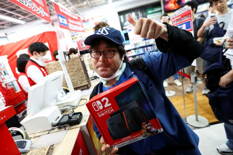 Des clients tiennent leur console de jeu Nintendo Switch 2