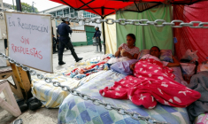Les proches des prisonniers politiques, qui ont mené une grève de la faim se reposent devant la prison de la Zone 7 de la Police nationale bolivarienne (PNB) à Caracas, le 20 février 2026 ( AFP / Pedro MATTEY )