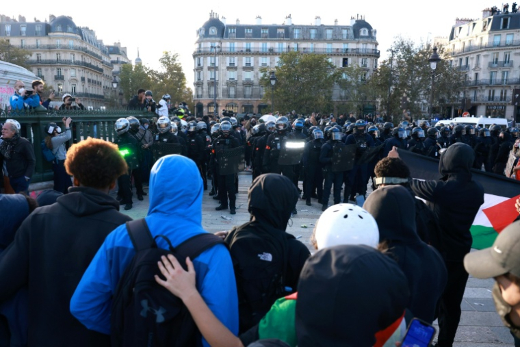 Une unité de la Brav-M dont certains membres munis de boucliers stroboscopiques lors d'une manifestation lycéenne à Paris, le 8 octobre 2026 ( AFP / Kenzo TRIBOUILLARD )