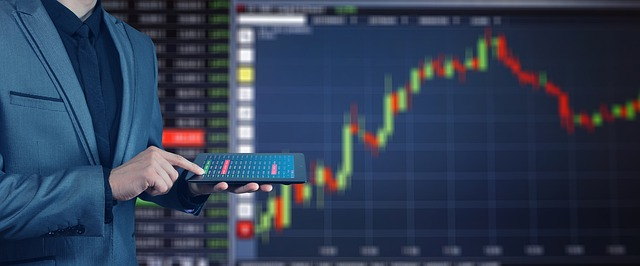 Une option est un contrat qui donne à son titulaire le droit (et non l’obligation) d’acheter ou de vendre un actif sous-jacent (il s’agit donc d’un produit dérivé) à un prix fixé à l’avance et à une date préalablement définie. (Crédit photo Pixabay)
