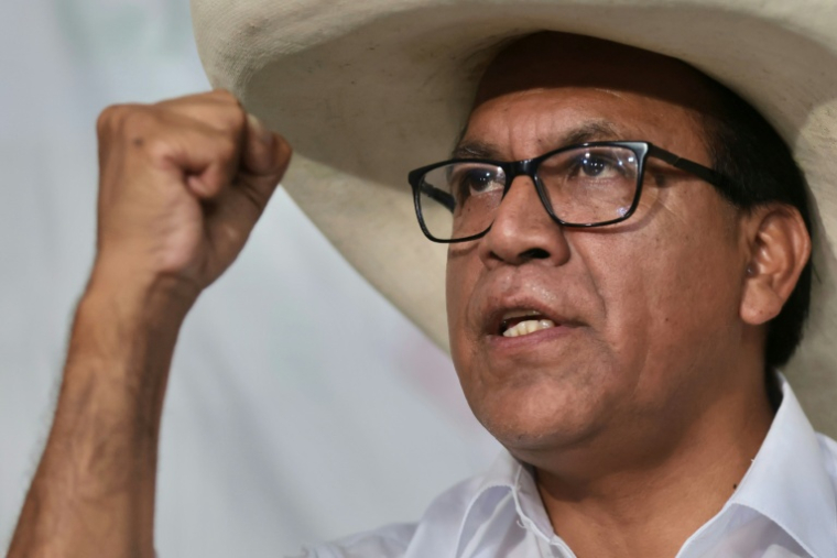 Le candidat à la présidentielle au Pérou pour le parti Juntos por el Peru, Roberto Sanchez, tient une conférence de presse dans son local de campagne à Lima, le 14 avril 2026 ( AFP / Connie FRANCE )