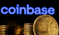 Photo d'illustration d'une représentation de crypto-monnaie et du logo Coinbase