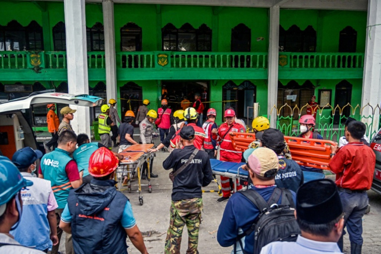 Les secouristes cherchent des survivants à l'école islamique Al Khoziny à Sidoarjo, en Indonésie, le 30 septembre 2025 ( AFP / Juni KRISWANTO )