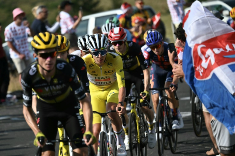 Tadej Pogacar, maillot jaune sur le dos, entouré par l'équipe Visma de Sepp Kuss, Matteo Jorgenson (au premier plan) et de Jonas Vingegaard (dans la roue du Slovène), lors de la 10e étape du Tour de France entre Ennezat et Le Mont-Dore Puy de Sancy ( AFP / Marco BERTORELLO )