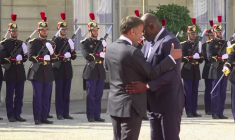 Emmanuel Macron accueille le président gabonais Brice Clotaire Oligui Nguema à l'Élysée