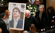 Un portrait de Miguel Uribe Turbay près de son cercueil à Bogota, le 11 août. ( AFP / Raul ARBOLEDA )
