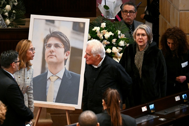 Un portrait de Miguel Uribe Turbay près de son cercueil à Bogota, le 11 août. ( AFP / Raul ARBOLEDA )