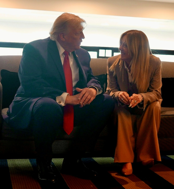 Photo diffusée par le service de presse du Palazzo Chigi, le 17 juin 2026, montrant le président américain Donald Trump s’entretenant avec la Première ministre italienne Giorgia Meloni lors du sommet du G7 à Évian, en France ( Service de presse du Palazzo Chigi / Handout )