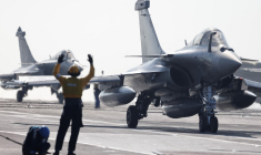 Des Rafale Marine, à bord du porte-avions Charles de Gaulle, en 2022 (illustration) ( POOL / LUDOVIC MARIN )