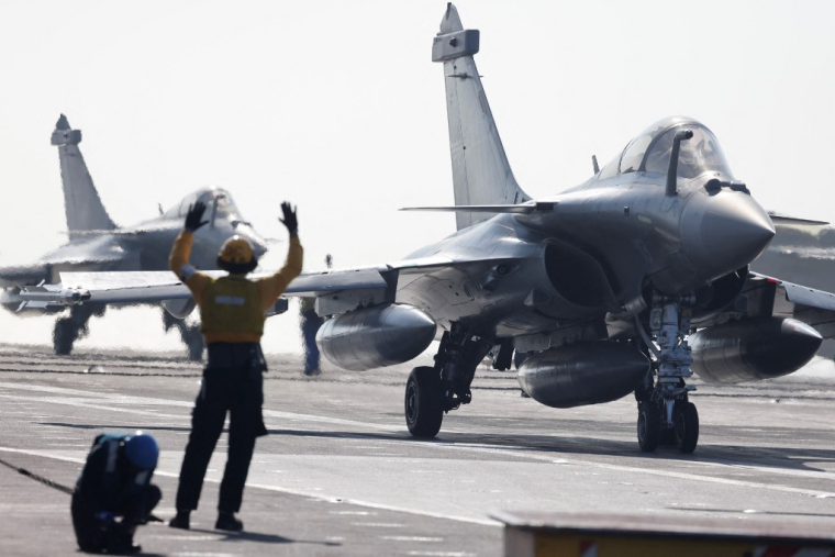 Des Rafale Marine, à bord du porte-avions Charles de Gaulle, en 2022 (illustration) ( POOL / LUDOVIC MARIN )