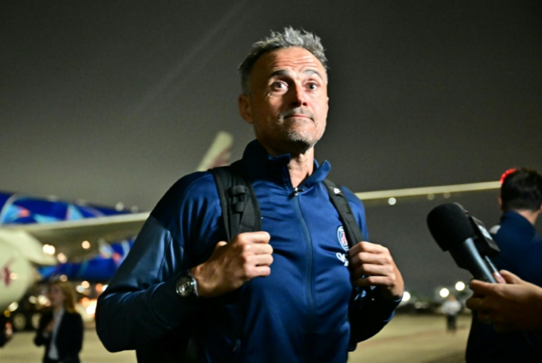 L'entraîneur du PSG Luis Enrique à l'arrivée de son équipe à Los Angeles, le 10 juin 2025, pour y disputer le Mondial des clubs ( AFP / Frederic J. Brown )