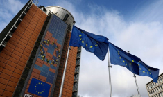Des drapeaux de l'Union européenne flottent devant le siège de la Commission européenne à Bruxelles