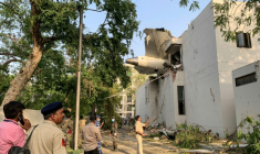 L'arrière du Boeing d'Air India après s'être écrasé sur une zone résidentielle près de l'aéroport d'Ahmedabad, dans l'ouest de l'Inde, le 12 juin 2025 ( AFP / Sam PANTHAKY )