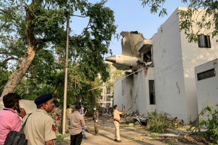 L'arrière du Boeing d'Air India après s'être écrasé sur une zone résidentielle près de l'aéroport d'Ahmedabad, dans l'ouest de l'Inde, le 12 juin 2025 ( AFP / Sam PANTHAKY )