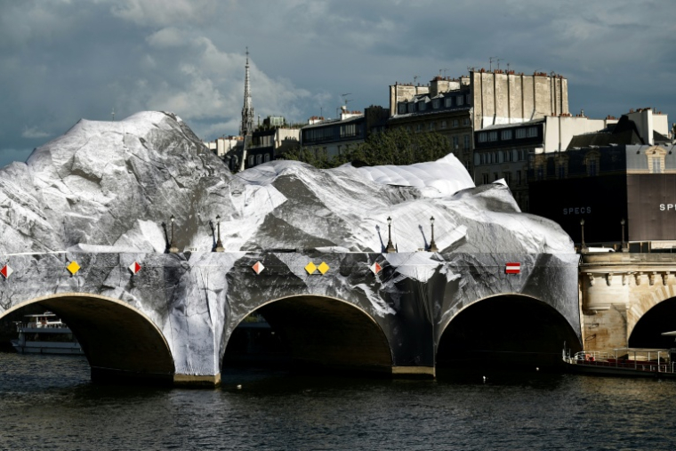 "La Caverne du Pont Neuf", dernière œuvre de l'artiste de rue et photographe français JR, endommagée par le vent, le 2 juin 2026 à Paris ( AFP / SIMON WOHLFAHRT )