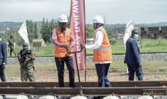 Les présidents kényan William Ruto (G) et ougandais Yoweri Museveni (D) inaugurent l'extension d'une ligne ferroviaire construite par la Chine, à Kisumu, dans l'ouest du Kenya, le 21 mars 2026 ( Digital / Brian ONGORO )