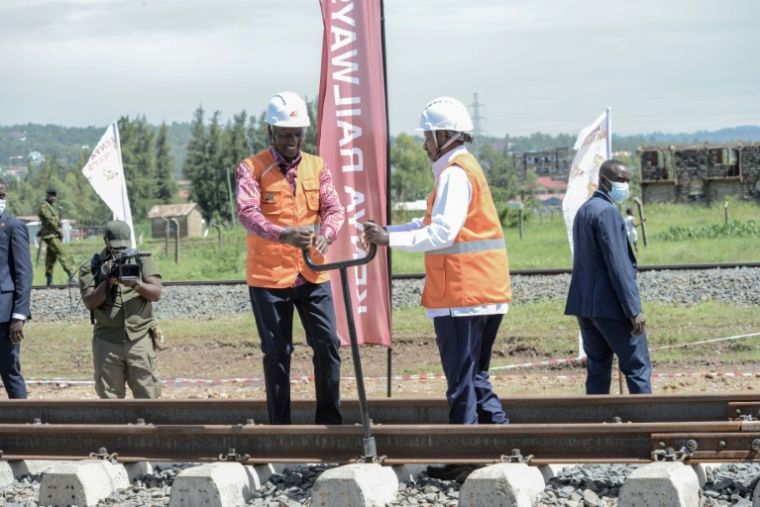Les présidents kényan William Ruto (G) et ougandais Yoweri Museveni (D) inaugurent l'extension d'une ligne ferroviaire construite par la Chine, à Kisumu, dans l'ouest du Kenya, le 21 mars 2026 ( Digital / Brian ONGORO )