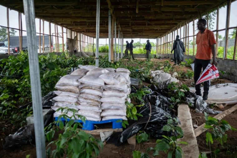 L'entrepôt d'un laboratoire clandestin de méthamphétamine abandonné, lors d'une opération menée par l'Agence nationale nigériane de lutte contre les stupéfiants (NDLEA) visant à démanteler le site à Iroto, dans l'Etat d'Ogun, le 29 juillet 2026 ( AFP / TOYIN ADEDOKUN )