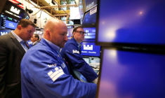 Des traders à la Bourse de New York le 5 octobre 2026 ( AFP / TIMOTHY A. CLARY )