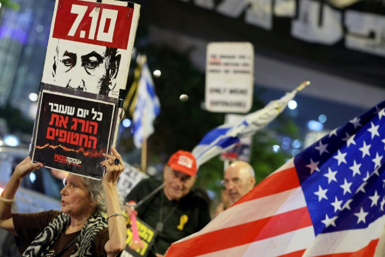 Manifestation antigouvernementale pour réclamer la libération des otages israéliens retenus à Gaza et la fin de la guerre, à Tel-Aviv le 12 août 2025 ( AFP / Jack GUEZ )