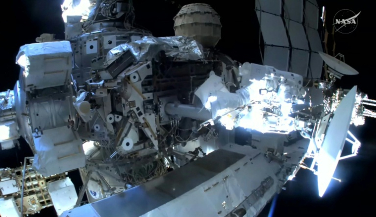 Image tirée d'une retransmission vidéo en direct de la Nasa, le 18 août 2026, montrant l'astronaute de l'ESA Sophie Adenot (d) lors de sa sortie dans l'espace à l'extérieur de la Station spatiale internationale (ISS), avec pour objectif de remplacer une antenne de liaison espace-sol sur le complexe orbital ( NASA / Handout )