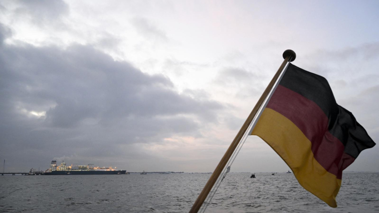 ( POOL / FABIAN BIMMER )