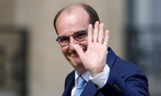 L'ancien Premier ministre Jean Castex salue en arrivant à la dernière réunion hebdomadaire du cabinet à l'Elysée, à Paris
