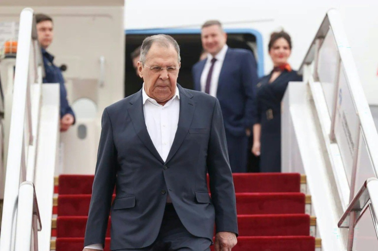 Photo diffusée par le ministère russe des Affaires étrangères le 14 avril 2026 montrant le ministre russe des Affaires étrangères, Sergueï Lavrov, descendant d'un avion à son arrivée à Pékin ( Ministère ruesse des Affaires étrangères / Handout )